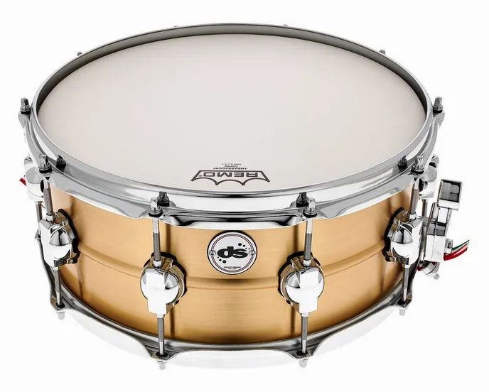 DS Drum 14"x6" Seamless Brass Snare, vue de près, de face