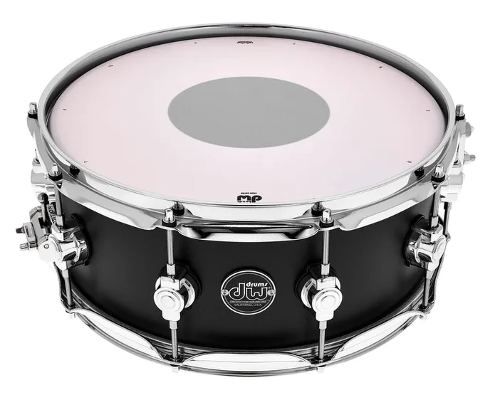 DW 14"x5,5" SN Performance Charc., de face sur fond neutre