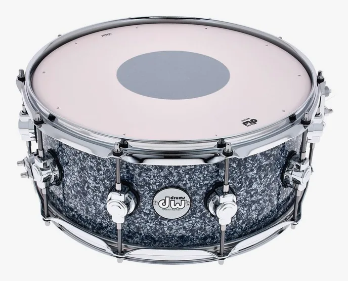DW 14"x6" Design Snare Blue Gran., de face sur fond neutre