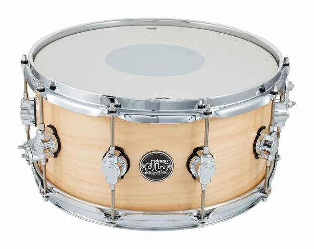 DW 14"x6,5" SN Performance Maple, de face sur fond neutre