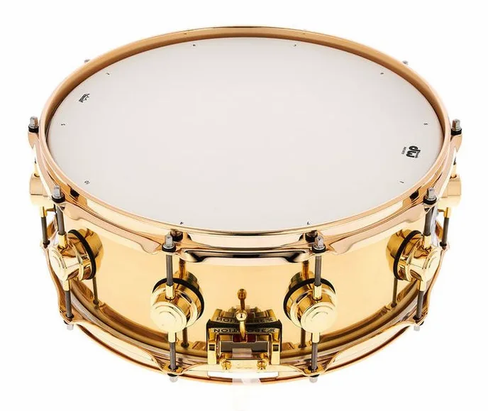DW 14"x5,5" Brass Snare, vue de trois quarts, photo 2