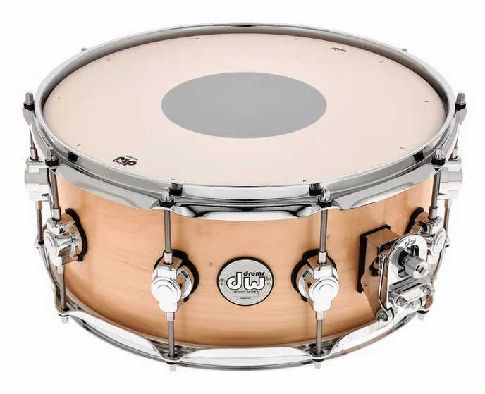 DW 14"x6" Design Satin Nat. Snare, de face sur fond neutre