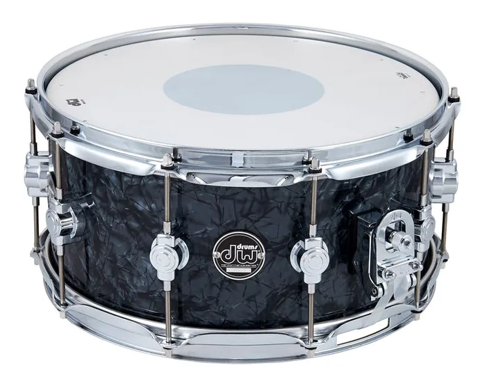 DW 14"x6,5" SN Performance Black, de face sur fond neutre