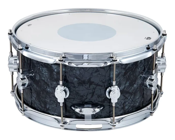 DW 14"x6,5" SN Performance Black, vue de trois quarts, photo 3