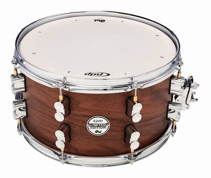 DW PDP 13"x07" Walnut Snare, sur fond neutre
