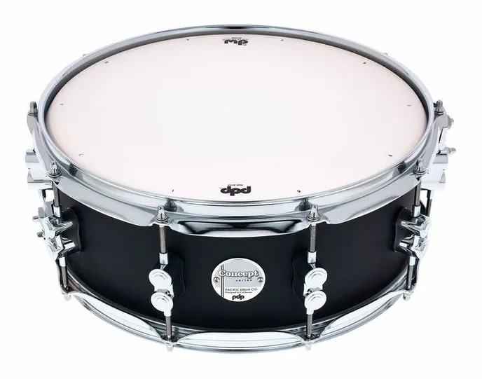 DW PDP 14"x5,5" CM Satin Black, de face sur fond neutre