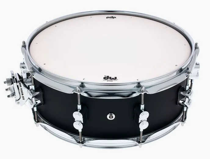 DW PDP 14"x5,5" CM Satin Black, vue de trois quarts, photo 2