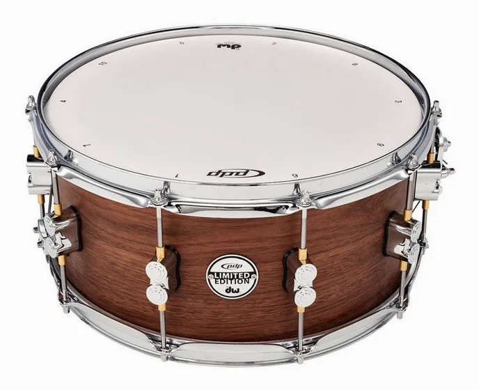DW PDP 14"x6,5" Walnut Snare, sur fond neutre