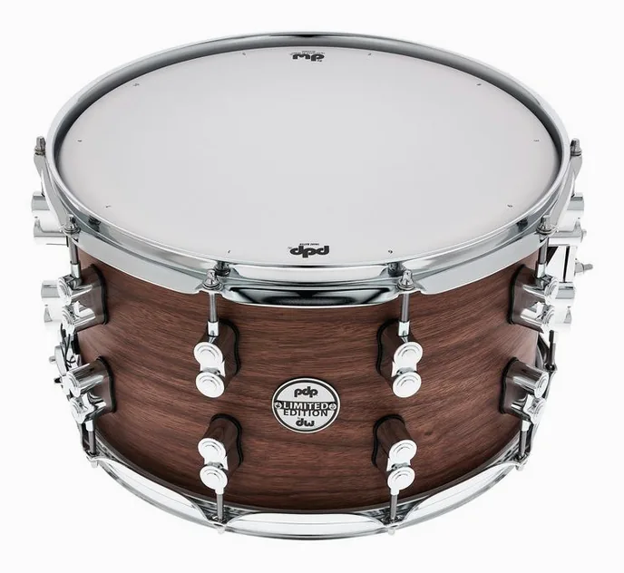 DW PDP 14"x08" Walnut Snare, de face sur fond neutre