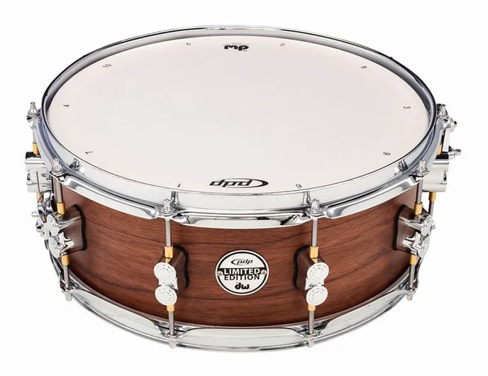 DW PDP 14"x5,5" Walnut Snare, de face sur fond neutre