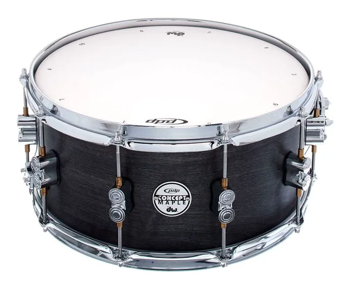 DW PDP 14"x6,5" Black Wax Snare, de face sur fond neutre