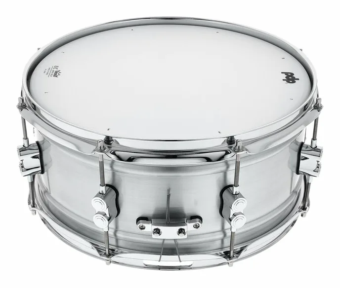 DW PDP 14"x6.5" Concept Aluminium, vue de trois quarts, photo 3