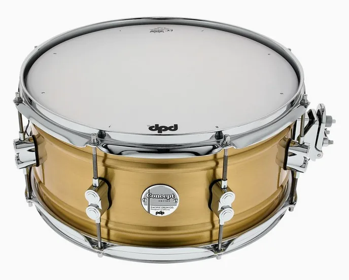 DW PDP 14"x6,5" Concept Brass, sur fond neutre