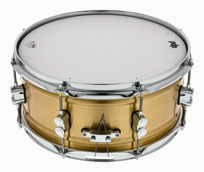 DW PDP 14"x6,5" Concept Brass, vue de trois quarts, photo 3