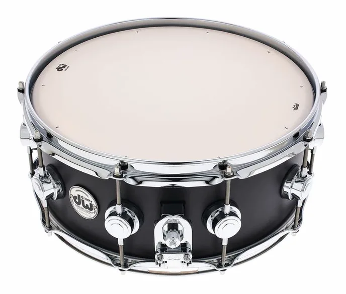 DW Satin Oil 14"x5,5 Ebony Snare, vue de trois quarts, photo 3