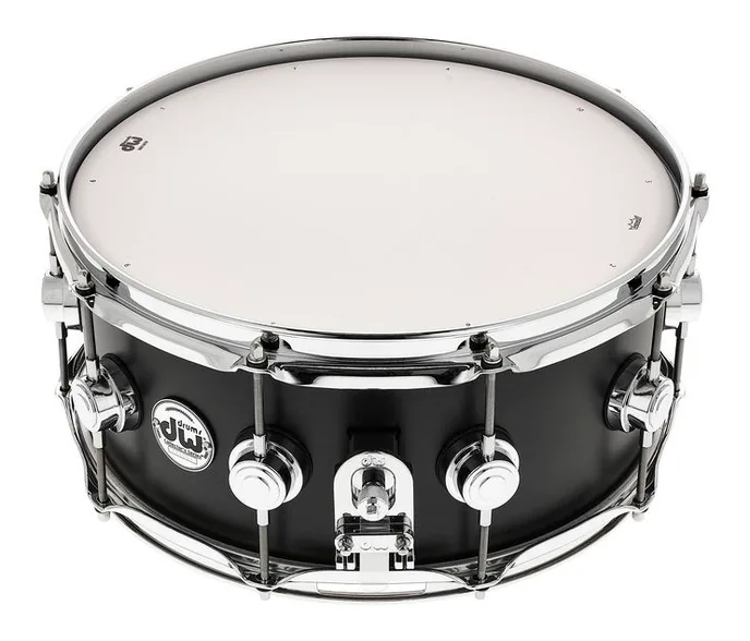 DW Satin Oil 14"x06" Ebony Snare, sur fond neutre, photo 3