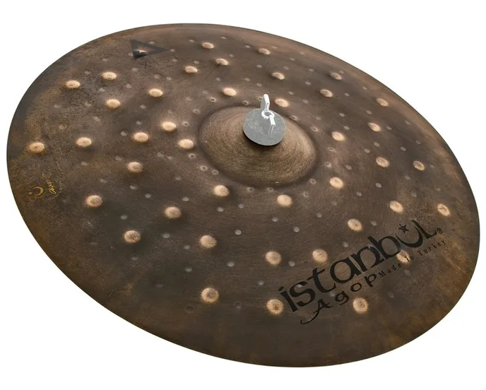 Istanbul Agop 17" Xist Dry Dark Crash, de face sur fond neutre