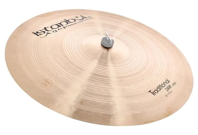 Istanbul Agop 22" Traditional Dark Crash, de face sur fond neutre