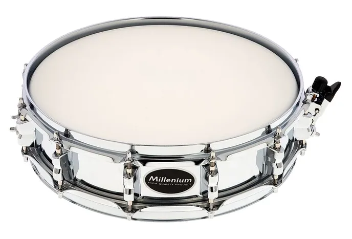 Millenium 14"x3,5" Piccolo Steel Snare, sur fond neutre