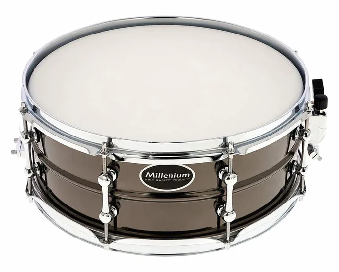 Millenium 14"x5,5" Black Steel Snare, de face sur fond neutre