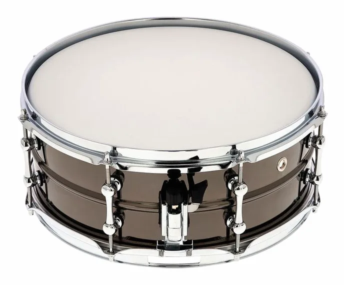 Millenium 14"x5,5" Black Steel Snare, vue de trois quarts, photo 3