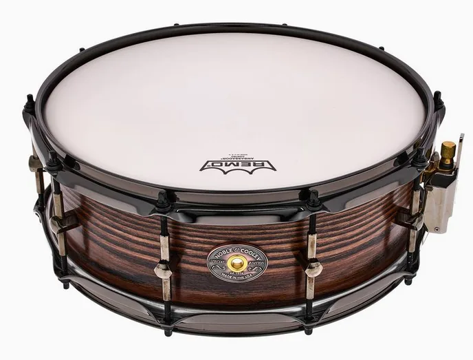 Noble & Cooley 14"x05" Sassafras Solid Snare, vue de trois quarts, photo 2