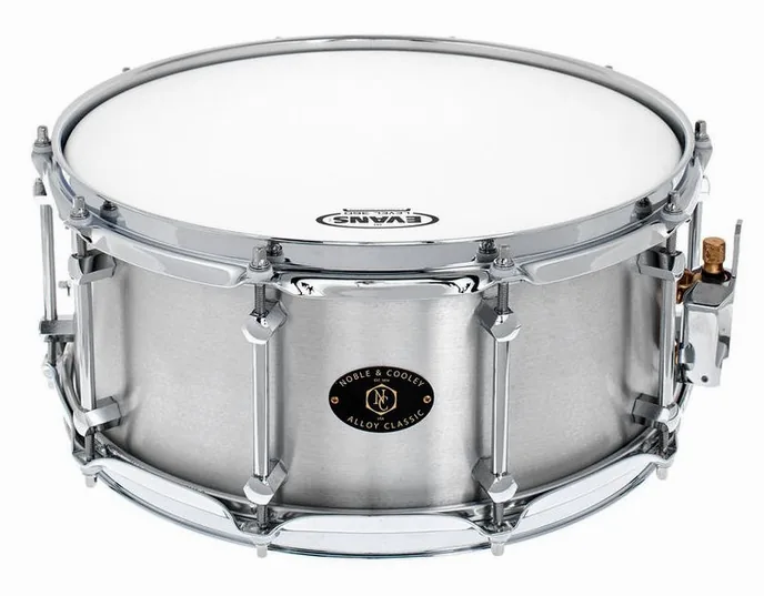 Noble & Cooley 14"x06" Alloy Classic Snare, sur fond neutre