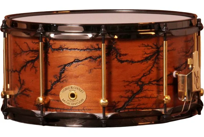 Noble & Cooley 14"x07" Cherry Snare Fractal, vue de face