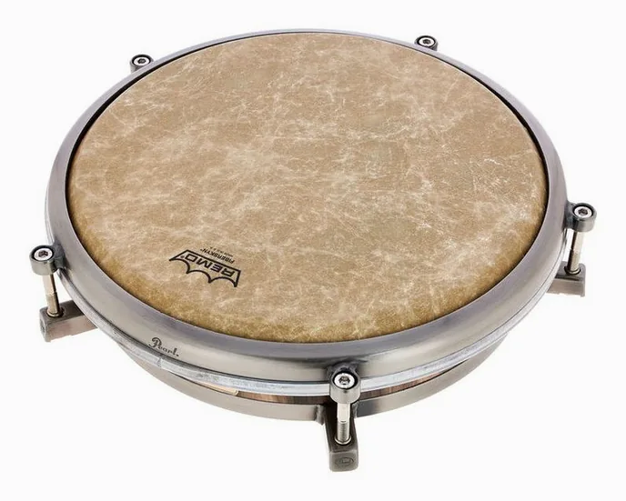 Pearl 12 1/2" Travel Conga, de face sur fond neutre