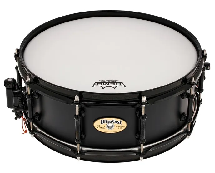 Pearl 14"x05" Ultra Cast Snare, de face sur fond neutre