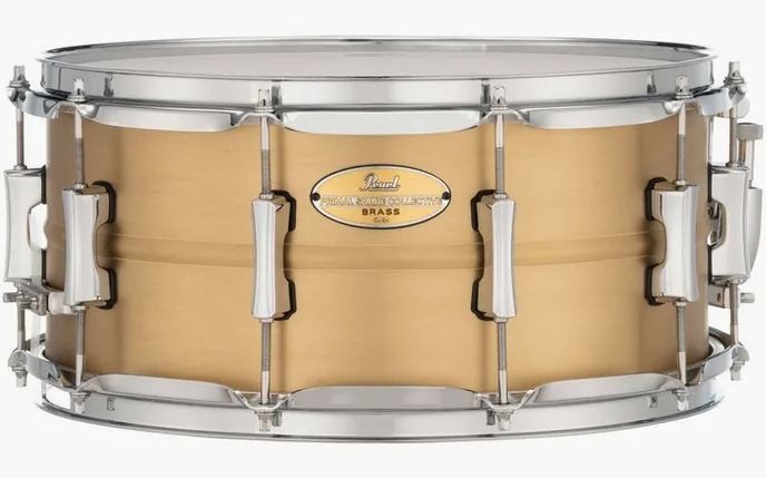 Pearl 14"x6,5" Primal Col. Brass SD, de face sur fond neutre