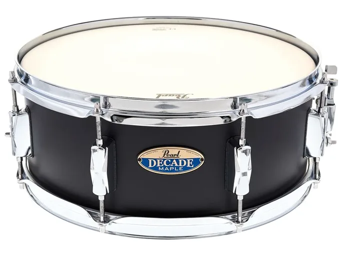 Pearl Decade Maple 14"x5,5" Snare BK, de face sur fond neutre