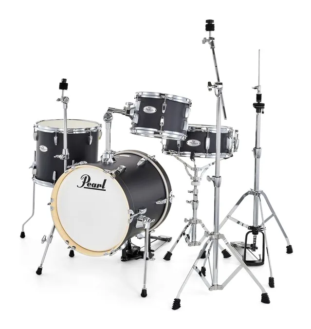 Pearl Midtown Matte Black, de face sur fond neutre