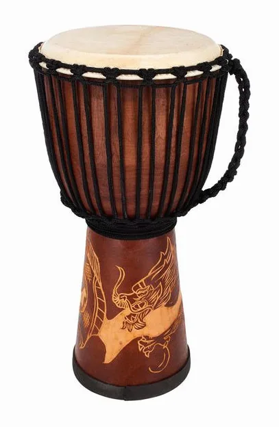 Terre Djembe Carved Dragon 60cm, de face sur fond neutre