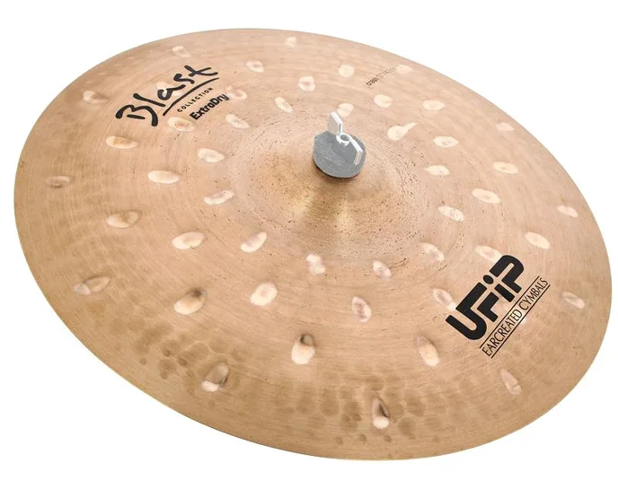 Ufip 17" Blast Extra Dry Crash, de face sur fond neutre