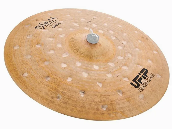 Ufip 20" Blast Extra Dry Crash, sur fond neutre